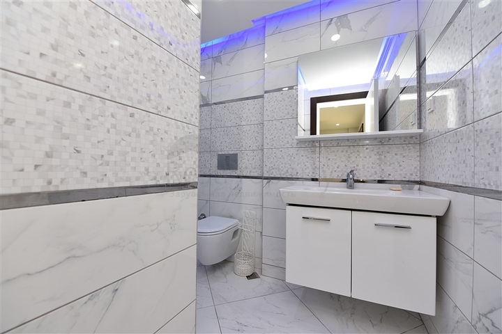 اطلالة بحر وقلعة - دوبلكس اربع غرف وصالة - في مركز الانيا 