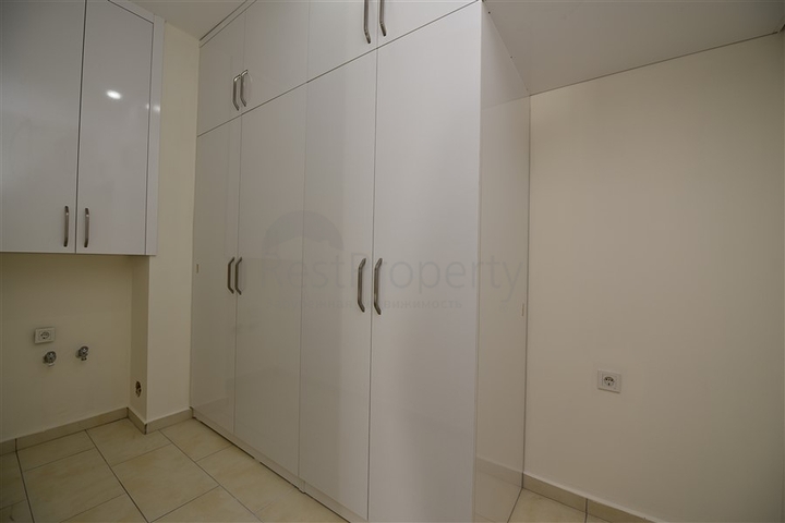 اطلالة بحر وقلعة - دوبلكس اربع غرف وصالة - في مركز الانيا 