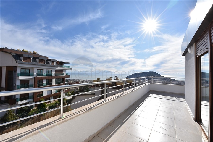 اطلالة بحر وقلعة - دوبلكس اربع غرف وصالة - في مركز الانيا 