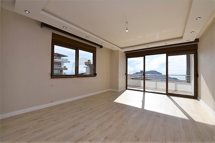 اطلالة بحر وقلعة - دوبلكس اربع غرف وصالة - في مركز الانيا 