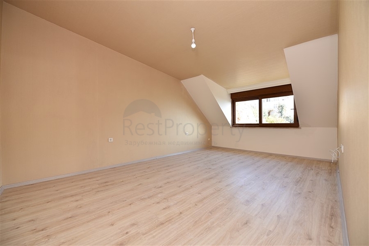 اطلالة بحر وقلعة - دوبلكس اربع غرف وصالة - في مركز الانيا 