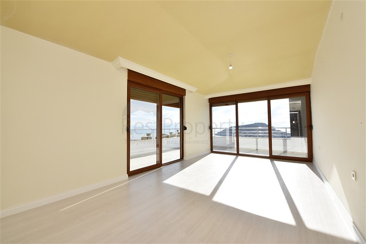 اطلالة بحر وقلعة - دوبلكس اربع غرف وصالة - في مركز الانيا 