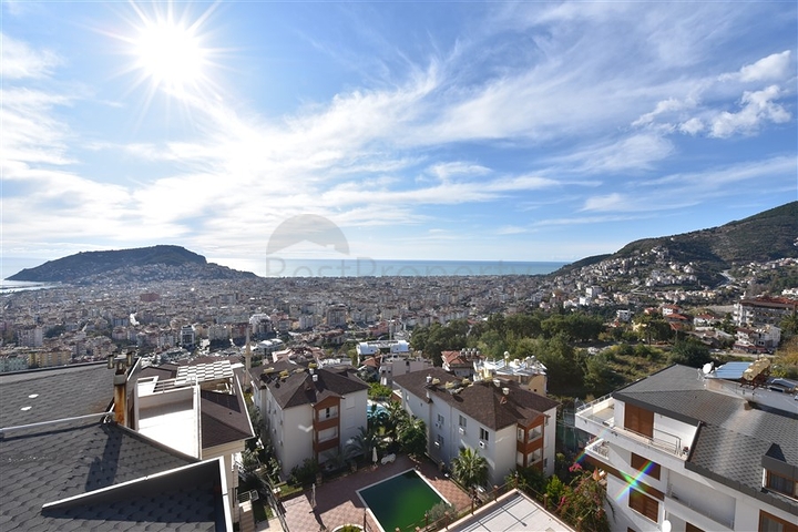 اطلالة بحر وقلعة - دوبلكس اربع غرف وصالة - في مركز الانيا 