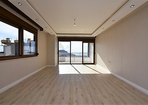 اطلالة بحر وقلعة - دوبلكس اربع غرف وصالة - في مركز الانيا 