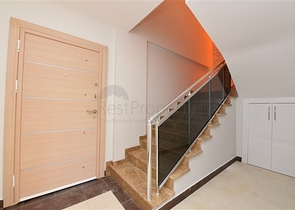 اطلالة بحر وقلعة - دوبلكس اربع غرف وصالة - في مركز الانيا 