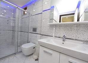 اطلالة بحر وقلعة - دوبلكس اربع غرف وصالة - في مركز الانيا 