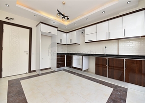 اطلالة بحر وقلعة - دوبلكس اربع غرف وصالة - في مركز الانيا 