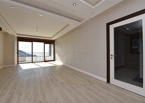 اطلالة بحر وقلعة - دوبلكس اربع غرف وصالة - في مركز الانيا 