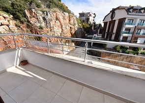 اطلالة بحر وقلعة - دوبلكس اربع غرف وصالة - في مركز الانيا 