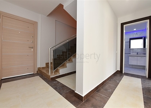 اطلالة بحر وقلعة - دوبلكس اربع غرف وصالة - في مركز الانيا 