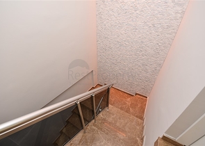 اطلالة بحر وقلعة - دوبلكس اربع غرف وصالة - في مركز الانيا 