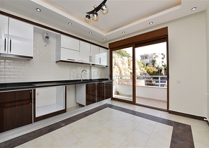 اطلالة بحر وقلعة - دوبلكس اربع غرف وصالة - في مركز الانيا 