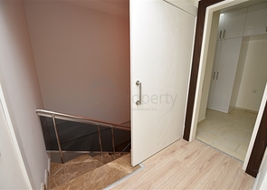 اطلالة بحر وقلعة - دوبلكس اربع غرف وصالة - في مركز الانيا 