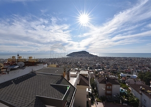 اطلالة بحر وقلعة - دوبلكس اربع غرف وصالة - في مركز الانيا 