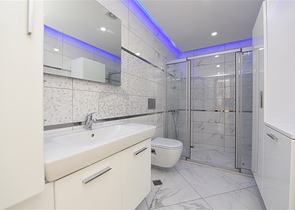 اطلالة بحر وقلعة - دوبلكس اربع غرف وصالة - في مركز الانيا 