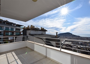 اطلالة بحر وقلعة - دوبلكس اربع غرف وصالة - في مركز الانيا 