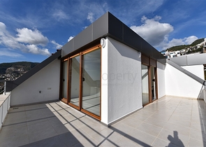 اطلالة بحر وقلعة - دوبلكس اربع غرف وصالة - في مركز الانيا 