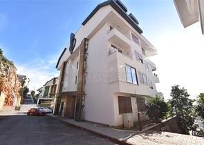 اطلالة بحر وقلعة - دوبلكس اربع غرف وصالة - في مركز الانيا 