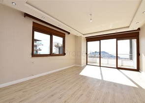 اطلالة بحر وقلعة - دوبلكس اربع غرف وصالة - في مركز الانيا 