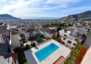 اطلالة بحر وقلعة - دوبلكس اربع غرف وصالة - في مركز الانيا 