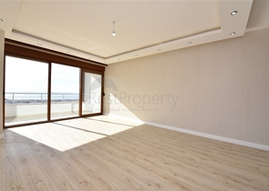 اطلالة بحر وقلعة - دوبلكس اربع غرف وصالة - في مركز الانيا 