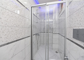 اطلالة بحر وقلعة - دوبلكس اربع غرف وصالة - في مركز الانيا 