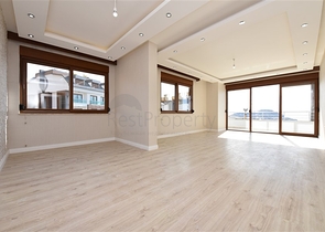 اطلالة بحر وقلعة - دوبلكس اربع غرف وصالة - في مركز الانيا 