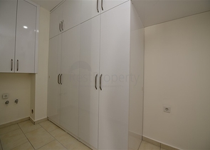 اطلالة بحر وقلعة - دوبلكس اربع غرف وصالة - في مركز الانيا 