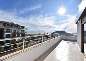 اطلالة بحر وقلعة - دوبلكس اربع غرف وصالة - في مركز الانيا 