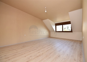 اطلالة بحر وقلعة - دوبلكس اربع غرف وصالة - في مركز الانيا 