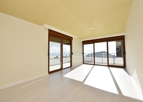 اطلالة بحر وقلعة - دوبلكس اربع غرف وصالة - في مركز الانيا 