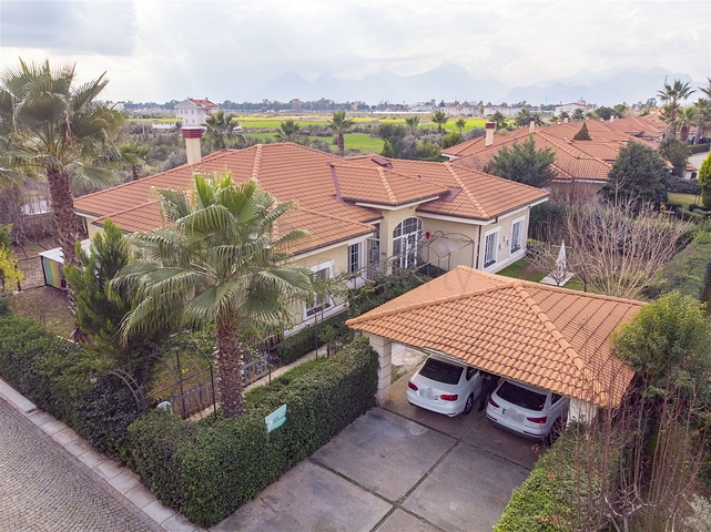 فيلا 5 + 1 مع حديقة خاصة في مجمع دشمألتي أنطاليا