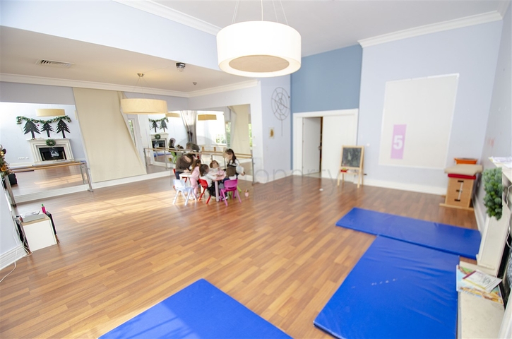 فيلا 5 + 1 مع حديقة خاصة في مجمع دشمألتي أنطاليا