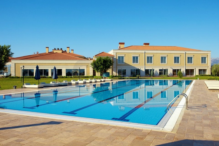 فيلا 5 + 1 مع حديقة خاصة في مجمع دشمألتي أنطاليا