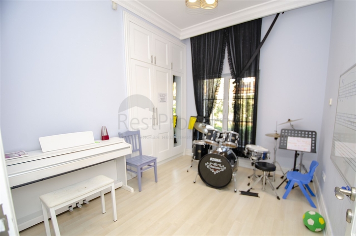 فيلا 5 + 1 مع حديقة خاصة في مجمع دشمألتي أنطاليا