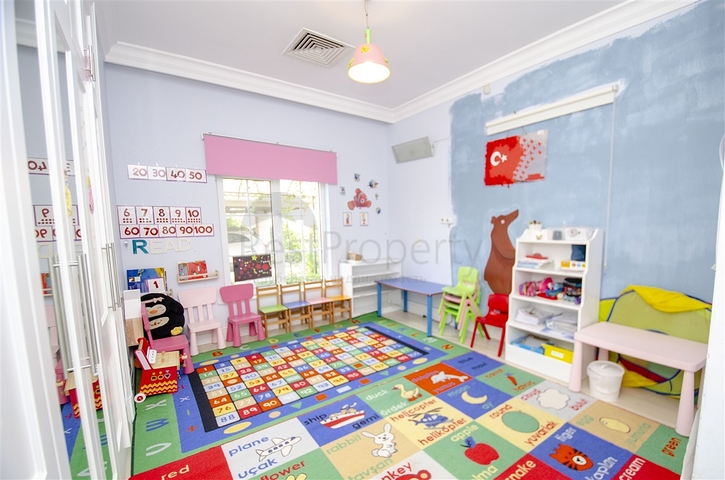 فيلا 5 + 1 مع حديقة خاصة في مجمع دشمألتي أنطاليا