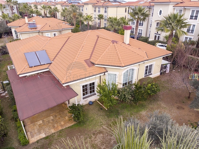 فيلا 5 + 1 مع حديقة خاصة في مجمع دشمألتي أنطاليا