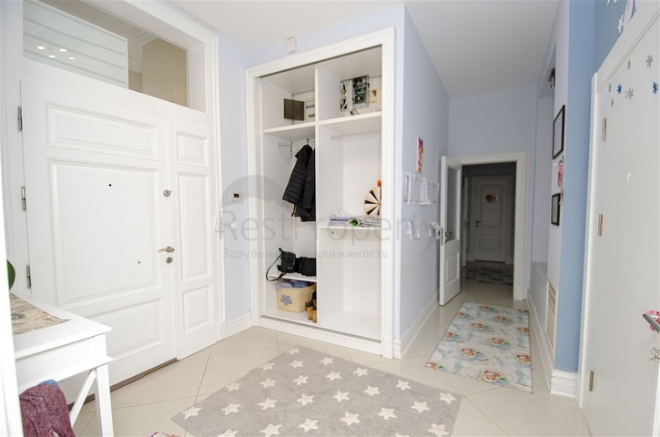 فيلا 5 + 1 مع حديقة خاصة في مجمع دشمألتي أنطاليا