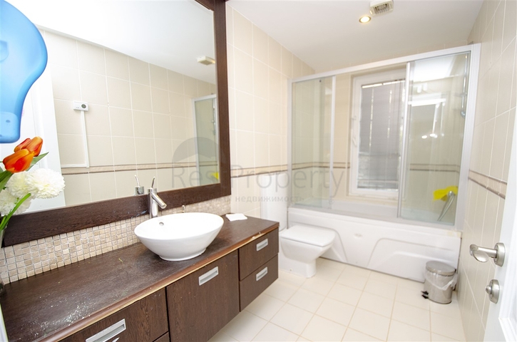 فيلا 5 + 1 مع حديقة خاصة في مجمع دشمألتي أنطاليا