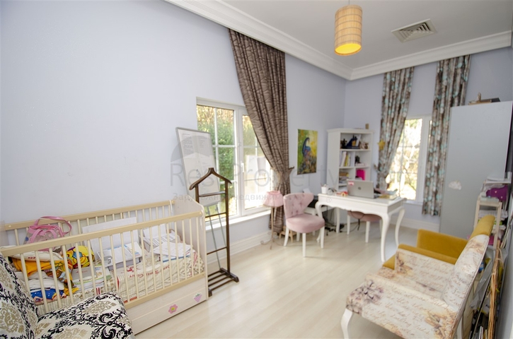 فيلا 5 + 1 مع حديقة خاصة في مجمع دشمألتي أنطاليا