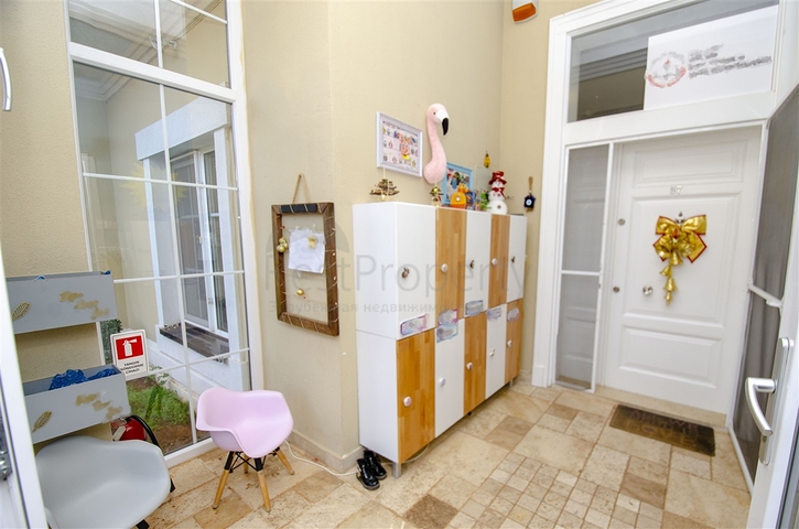 فيلا 5 + 1 مع حديقة خاصة في مجمع دشمألتي أنطاليا