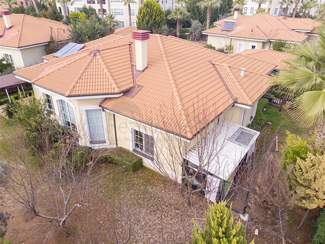 فيلا 5 + 1 مع حديقة خاصة في مجمع دشمألتي أنطاليا