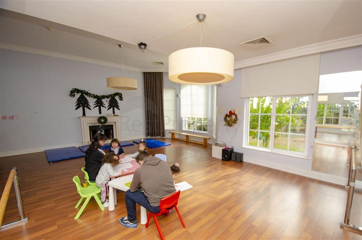 فيلا 5 + 1 مع حديقة خاصة في مجمع دشمألتي أنطاليا