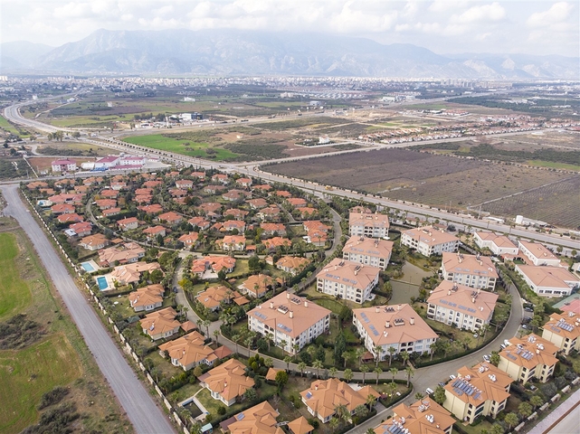 فيلا 5 + 1 مع حديقة خاصة في مجمع دشمألتي أنطاليا