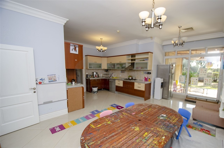 فيلا 5 + 1 مع حديقة خاصة في مجمع دشمألتي أنطاليا