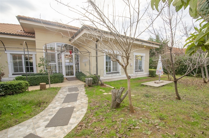 فيلا 5 + 1 مع حديقة خاصة في مجمع دشمألتي أنطاليا