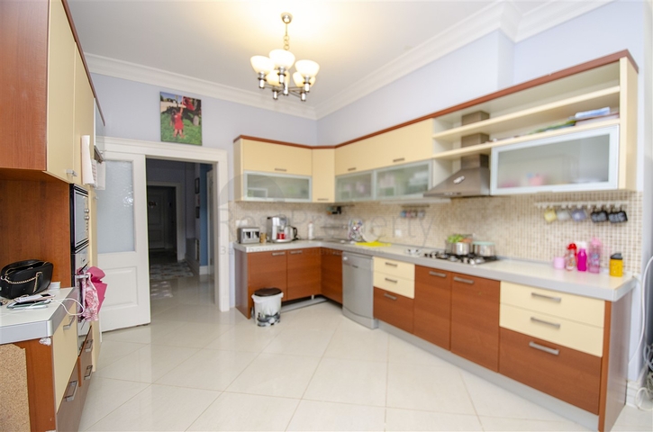 فيلا 5 + 1 مع حديقة خاصة في مجمع دشمألتي أنطاليا