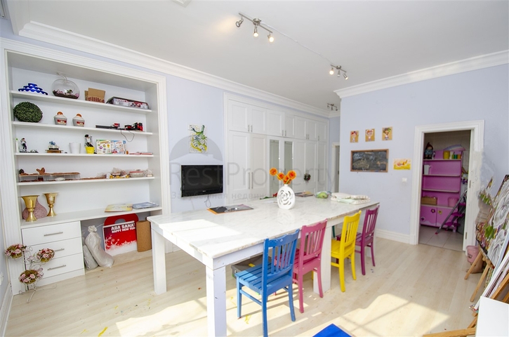 فيلا 5 + 1 مع حديقة خاصة في مجمع دشمألتي أنطاليا