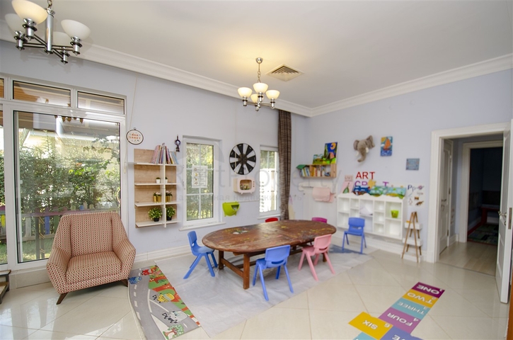 فيلا 5 + 1 مع حديقة خاصة في مجمع دشمألتي أنطاليا