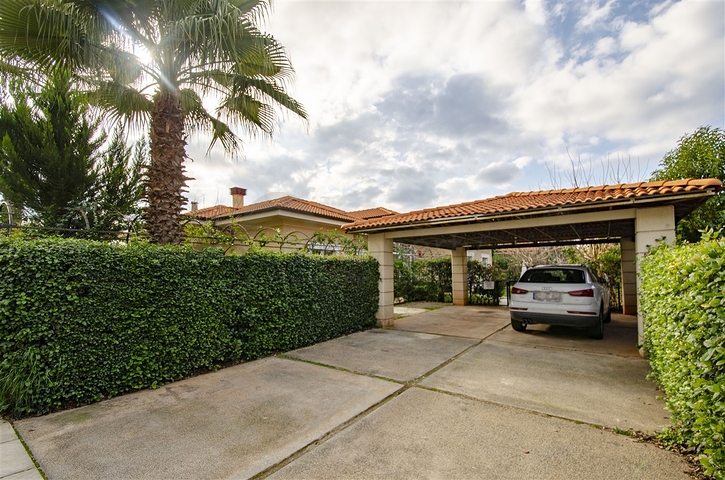 فيلا 5 + 1 مع حديقة خاصة في مجمع دشمألتي أنطاليا